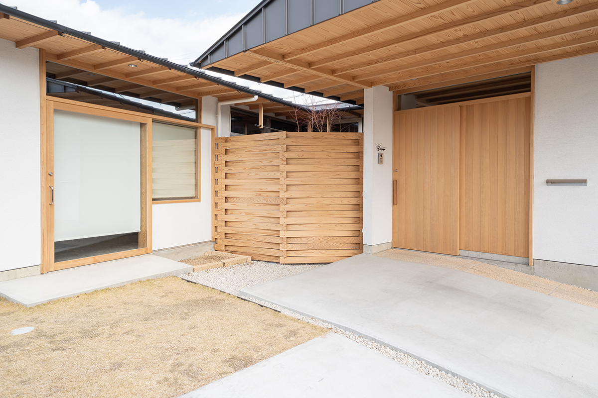 中央の中庭を囲う塀と右の玄関引き戸もスギ