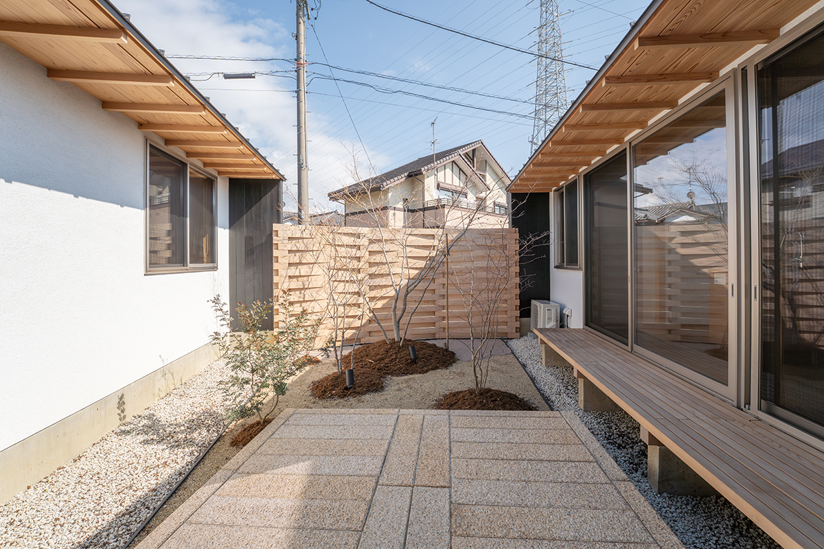 廊下から中庭の眺め。スギの板塀がプライバシーを守る