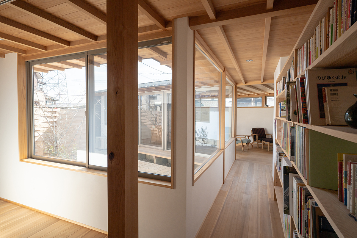 内外のつながりを重視し天井いっぱいまで設けられた窓。そこが和風建築との違い