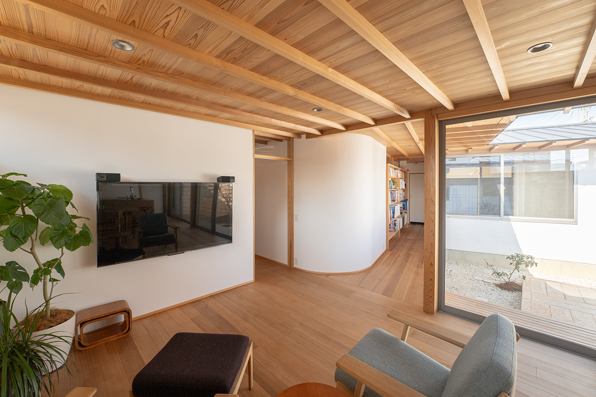 床には柾目、天井には板目のスギを使い分けた。カーブを描く壁の向こうは浴室