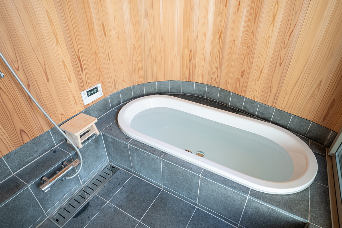 スギの赤身を壁・天井にあしらった浴室