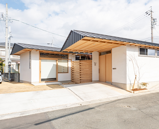 中庭に開くスギの家――タイムレスな素材が第二の人生を彩る