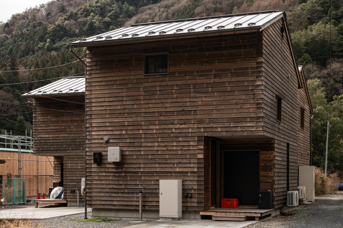 玄関口からLDKを眺める（写真提供：天野保建築）