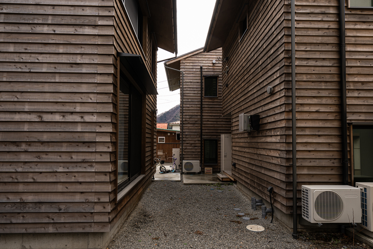 人の目に触れやすい面の窓は小さくしてあります