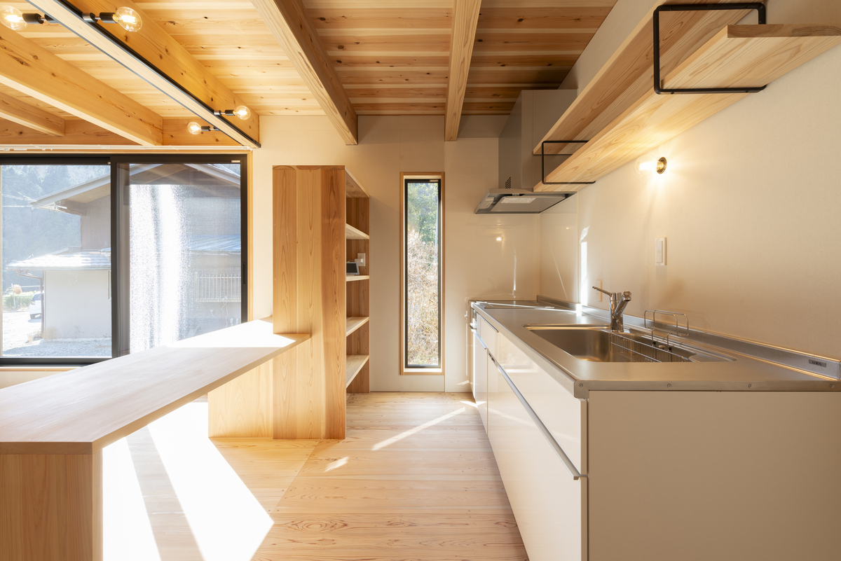 スギの美しい色合いに包まれたLDK（写真提供：天野保建築）