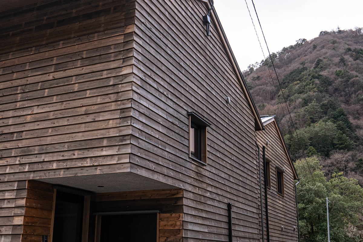 スギ赤身板材は木材防護保持剤で処理、塗装はしていません