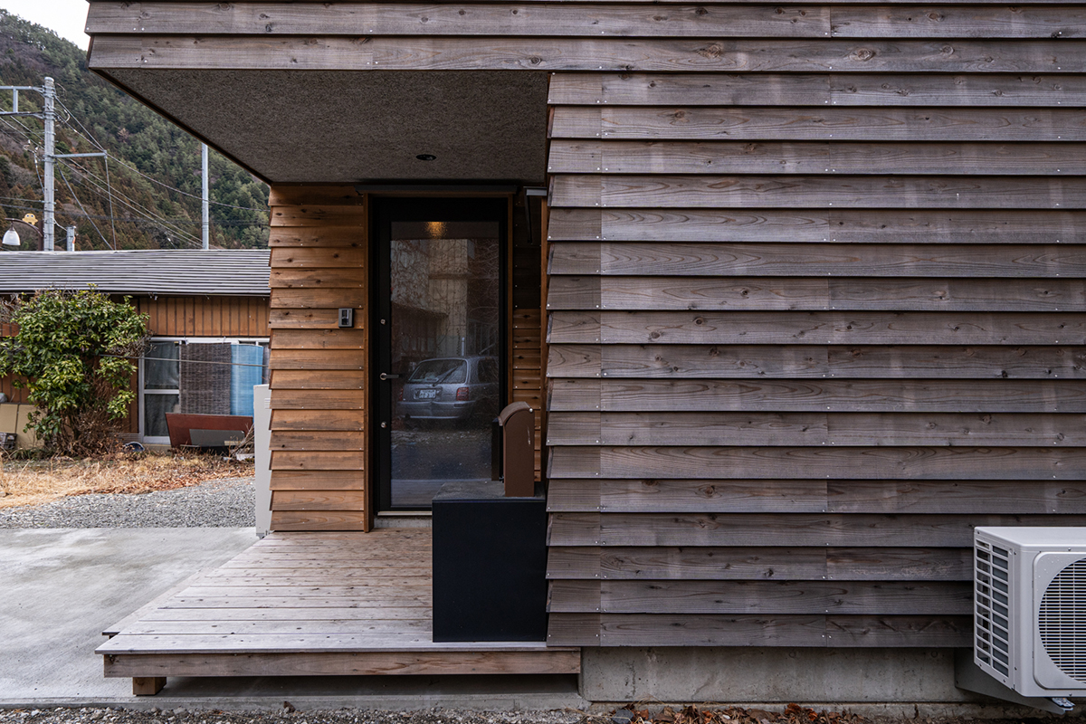 玄関前には小さなウッドデッキを設置