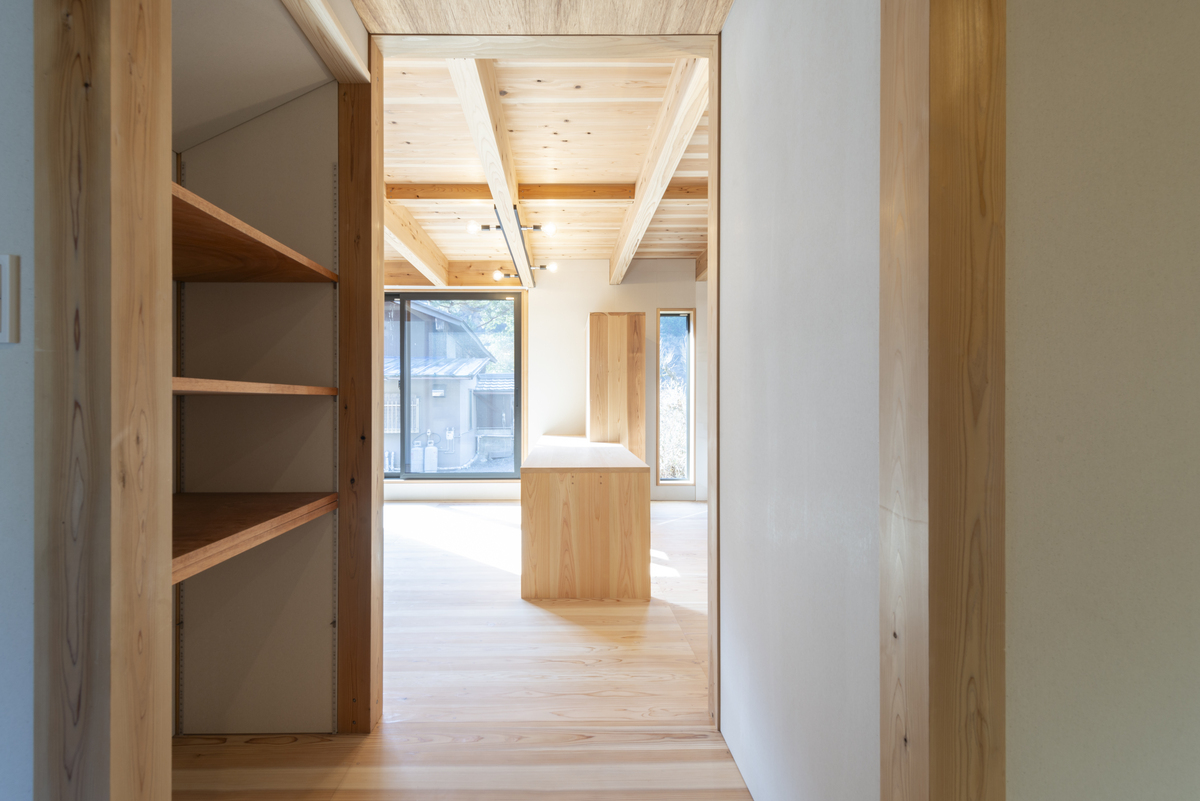 玄関口からLDKを眺める（写真提供：天野保建築）