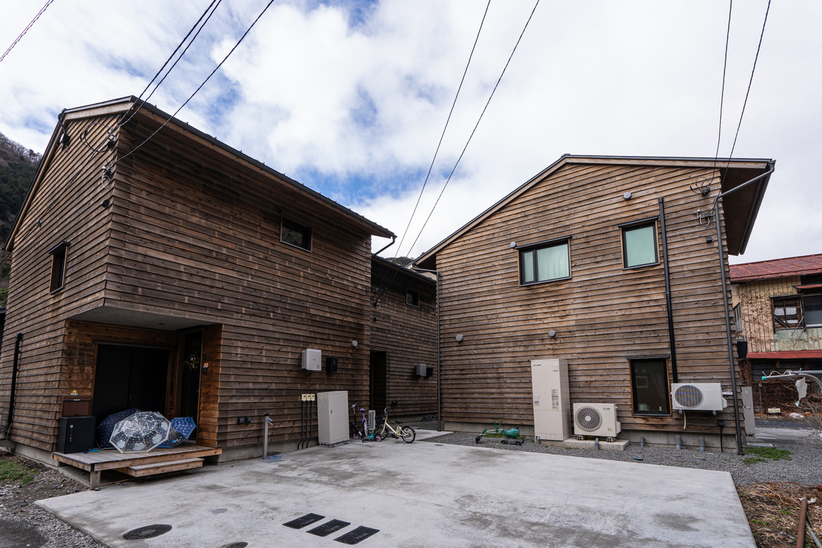 村営住宅は村の集落の中にあります