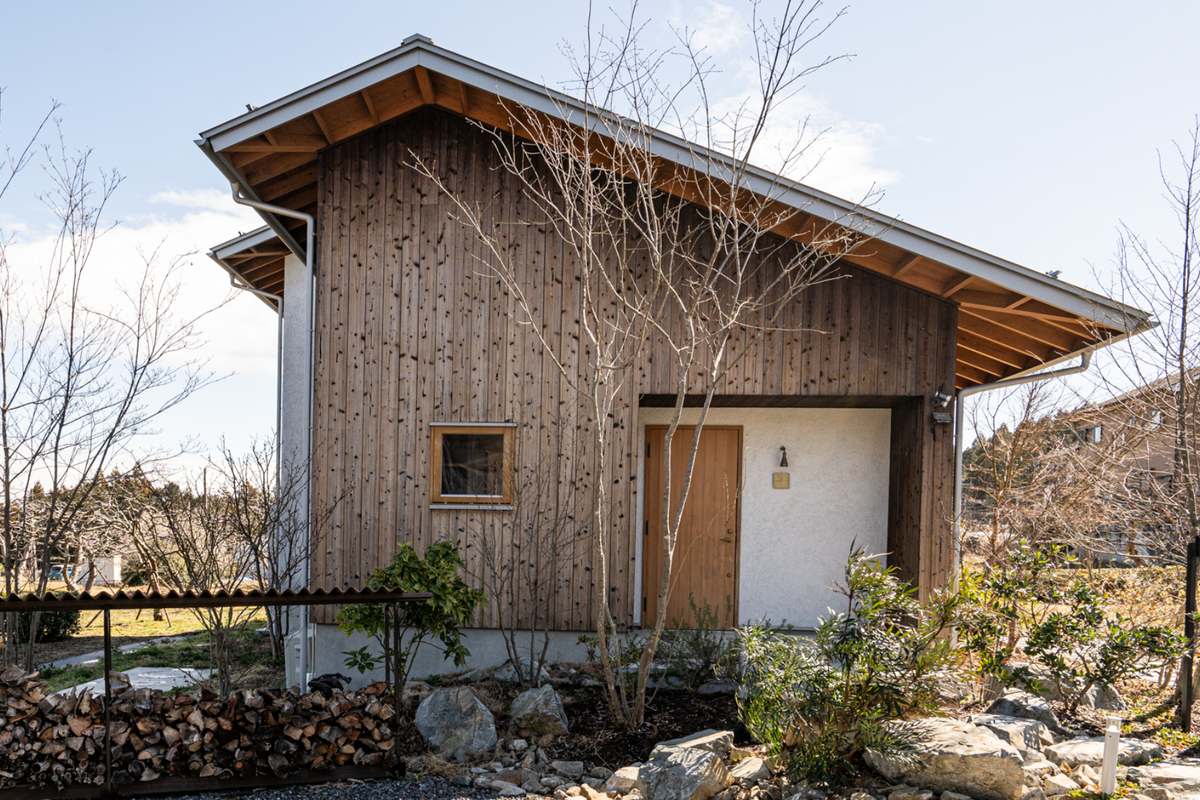 外壁は、焼杉加工した西川材のスギ板