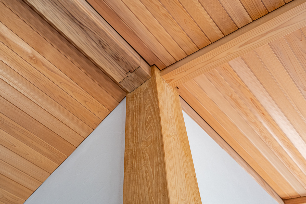 240角の無垢のクリ材の通し柱、棟木は西川材のスギ