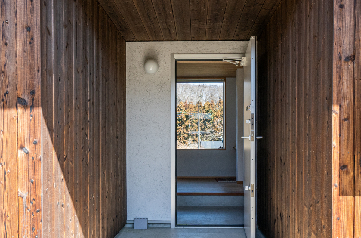 ドアを開けると反対側に広い窓があり解放感がある