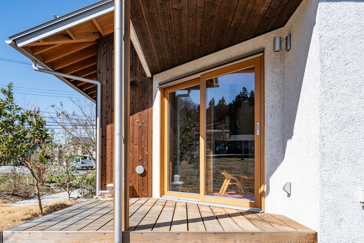 リビングルームとの一体感があるウッドデッキ