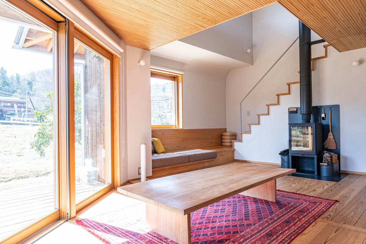 吹き抜け空間や大きな窓の存在で解放感があるリビング