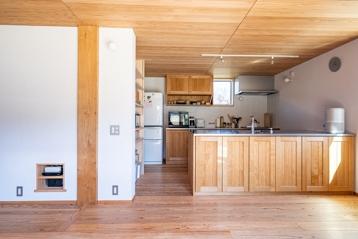 天井を低く設計し、落ち着きがあるキッチン