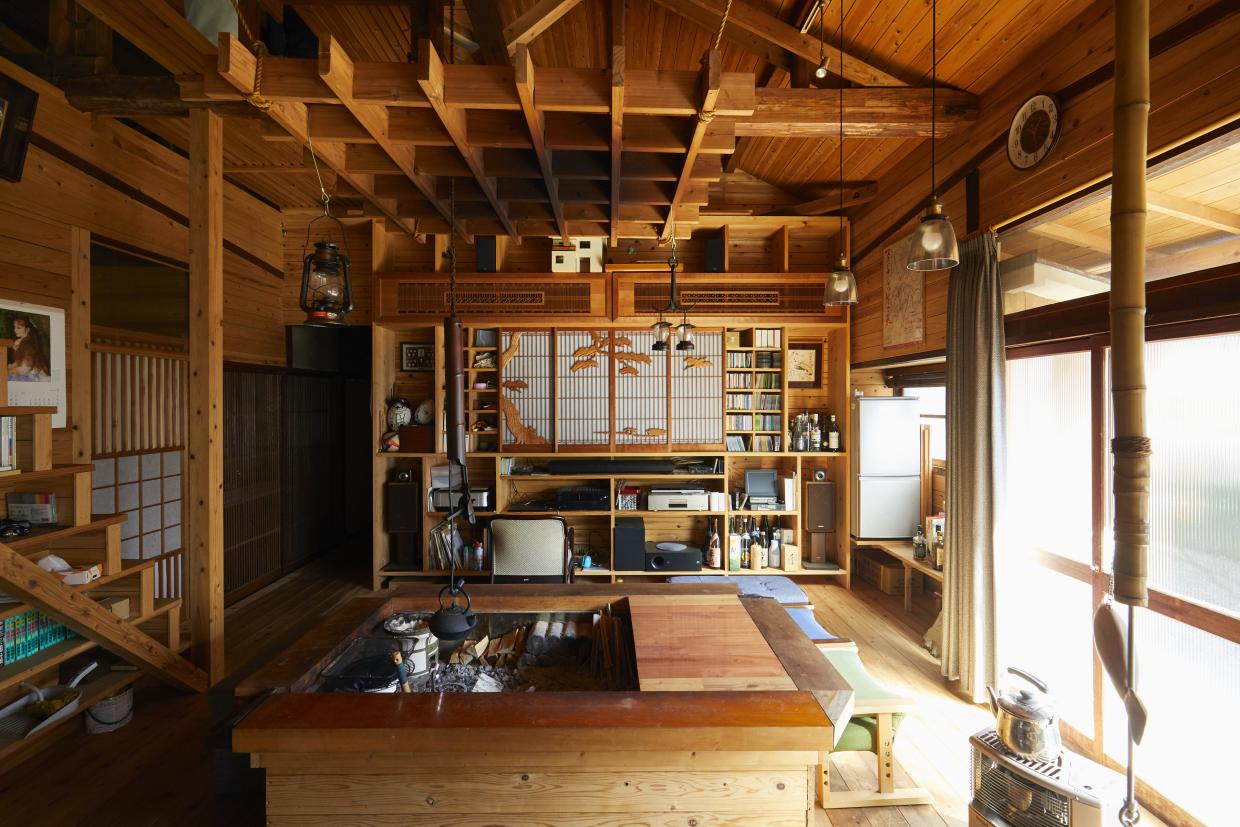 独特の雰囲気のある室内。古き良き日本の家屋を連想させる