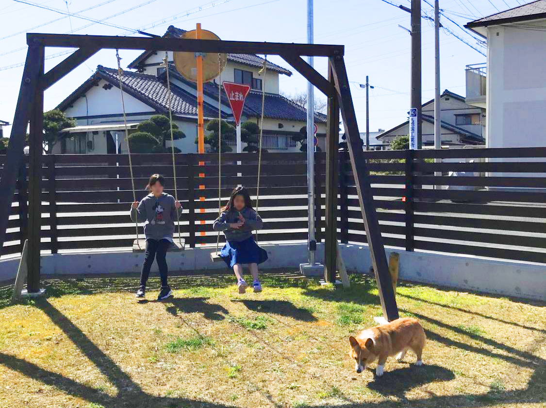 子どもや愛犬が安全に遊べる 木の塀に囲まれた公園のような庭 Story 木のある暮らし 木の街づくり Love Kinohei ラブキノヘイ