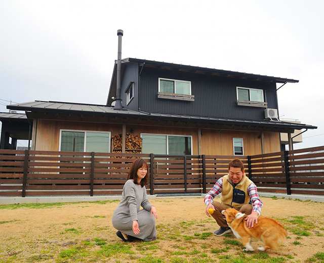 子どもや愛犬が安全に遊べる！　ウッドフェンスに囲まれた公園のような庭