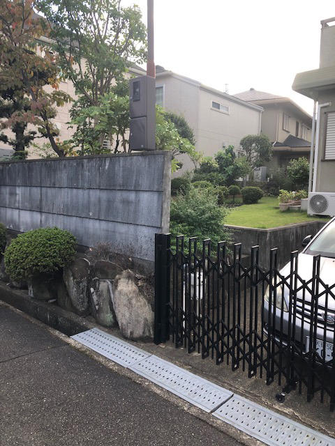 施工前の斉藤邸。庭を囲う塀をリノベーションすることで印象が大きく変わった。