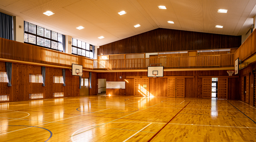 内装を木質化することで体育館も温かい雰囲気に