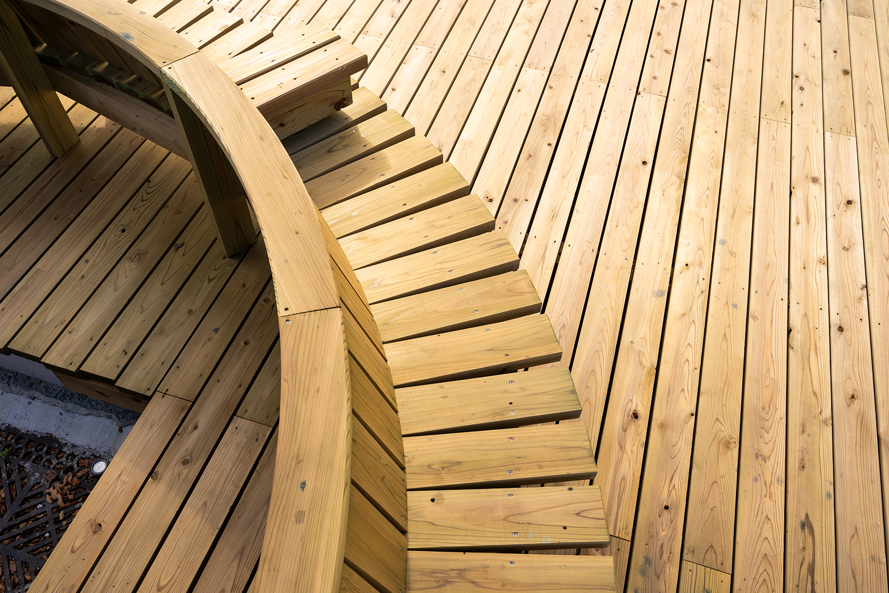 デッキもベンチもほとんど同一規格の木材で設計されている