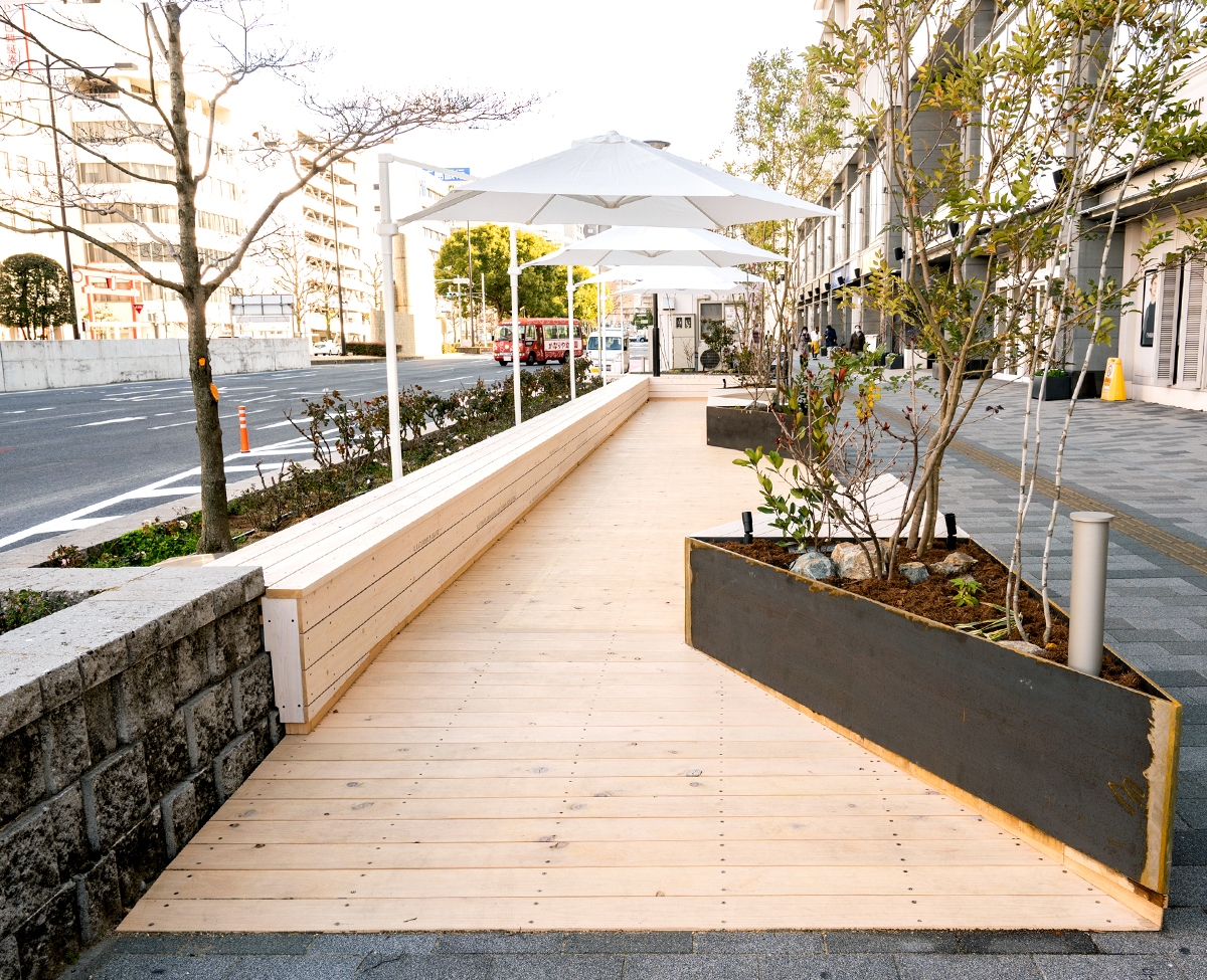 ウッドデッキ空間でマチに賑わいを取り戻す 福山駅前歩道空間木質化プロジェクト
