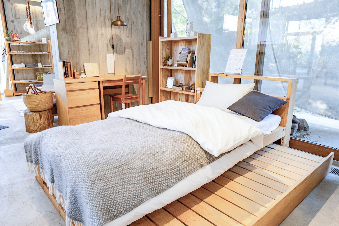ヒノキのベッドは人気商品の一つ。