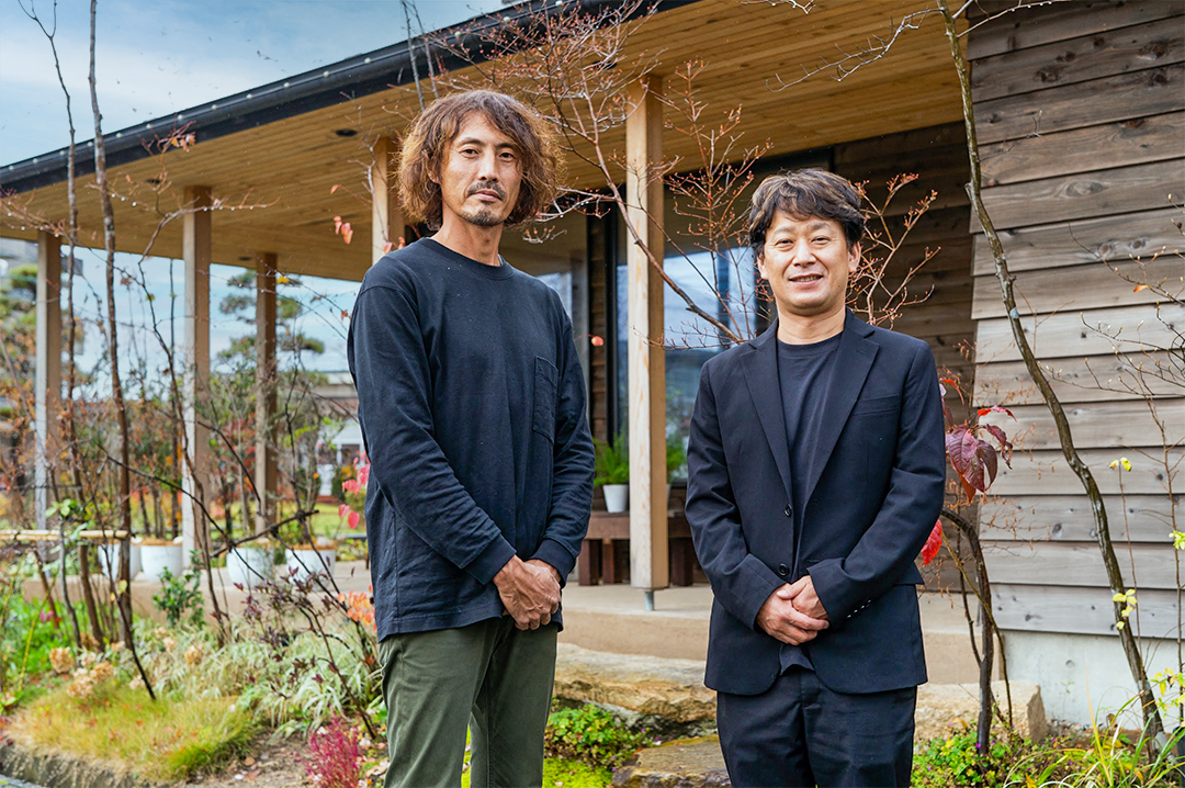 施主の小川俊彦さん（左）と設計者の佐藤高志さん（右）