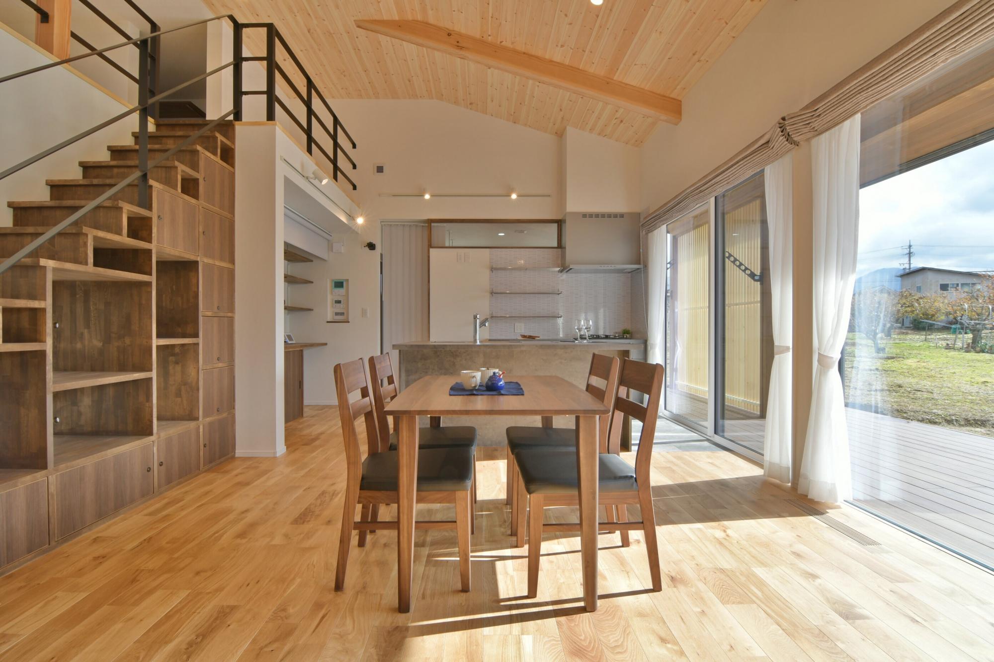 瑞穂木材で調達・製材した県産材をふんだんに使った「丁寧に暮らす家」。<br>設計・施工・写真提供：松村デザイン建築事務所