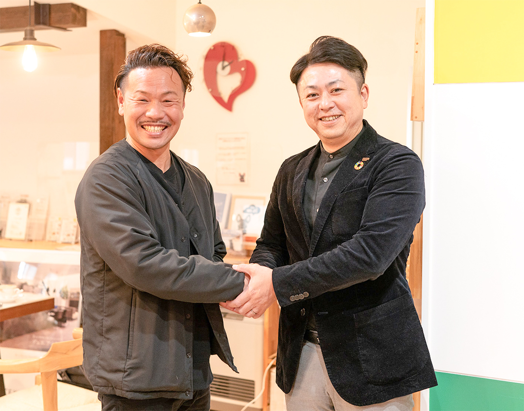 専務取締役の宮崎淳貴さん（左）、松村デザイン建築事務所の松村大介社長（右）