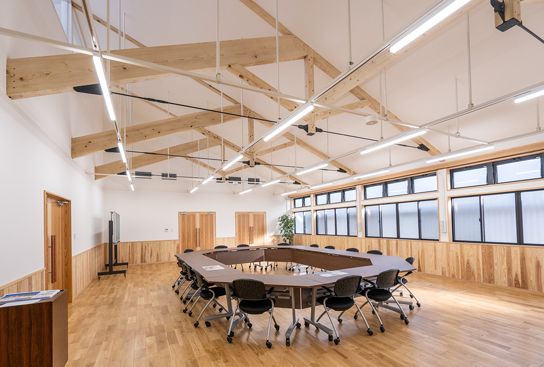 帳弦梁トラス構造で大空間を実現した会議室