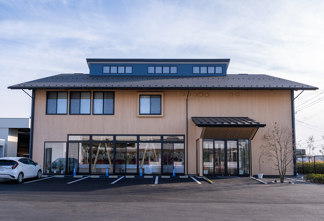 本社棟の正面、外壁には三重県産ヒノキのフローリング材を使用