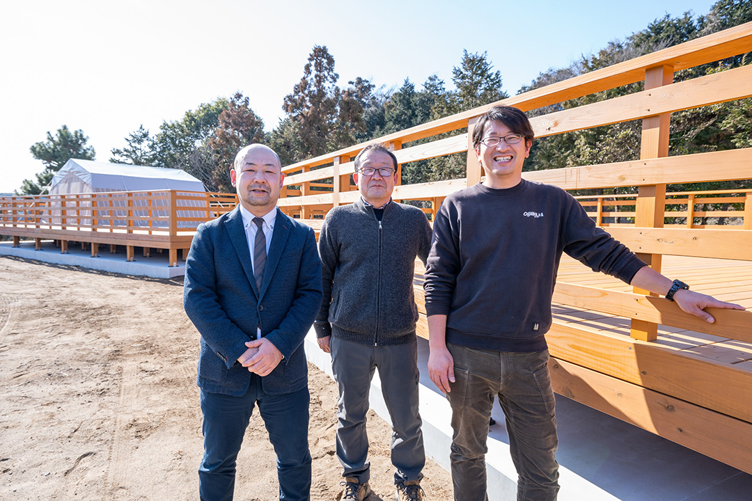 写真左から長谷萬の坂口さん、キャンパル・ジャパンの衛藤さん、キャンプ場支配人の小室さん