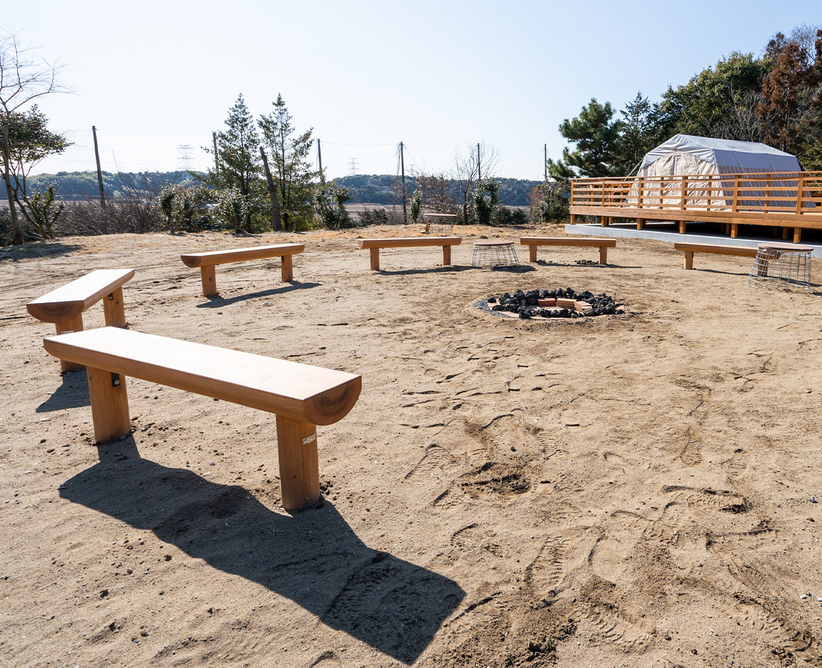 国産スギ大径木をキャンプ場の外構設備で有効活用する「ogawa GRAND lodge FIELD」の取り組み