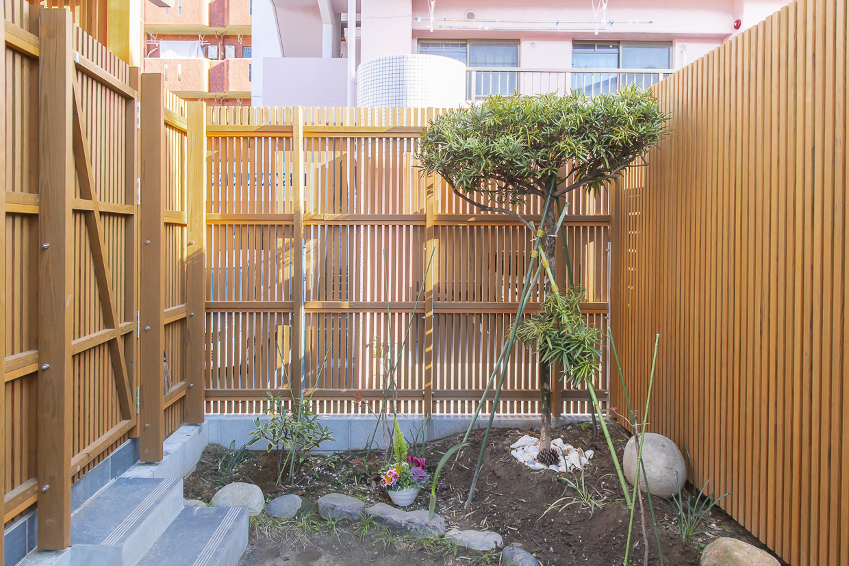 庭の塀も建築と同様に縦格子を採用