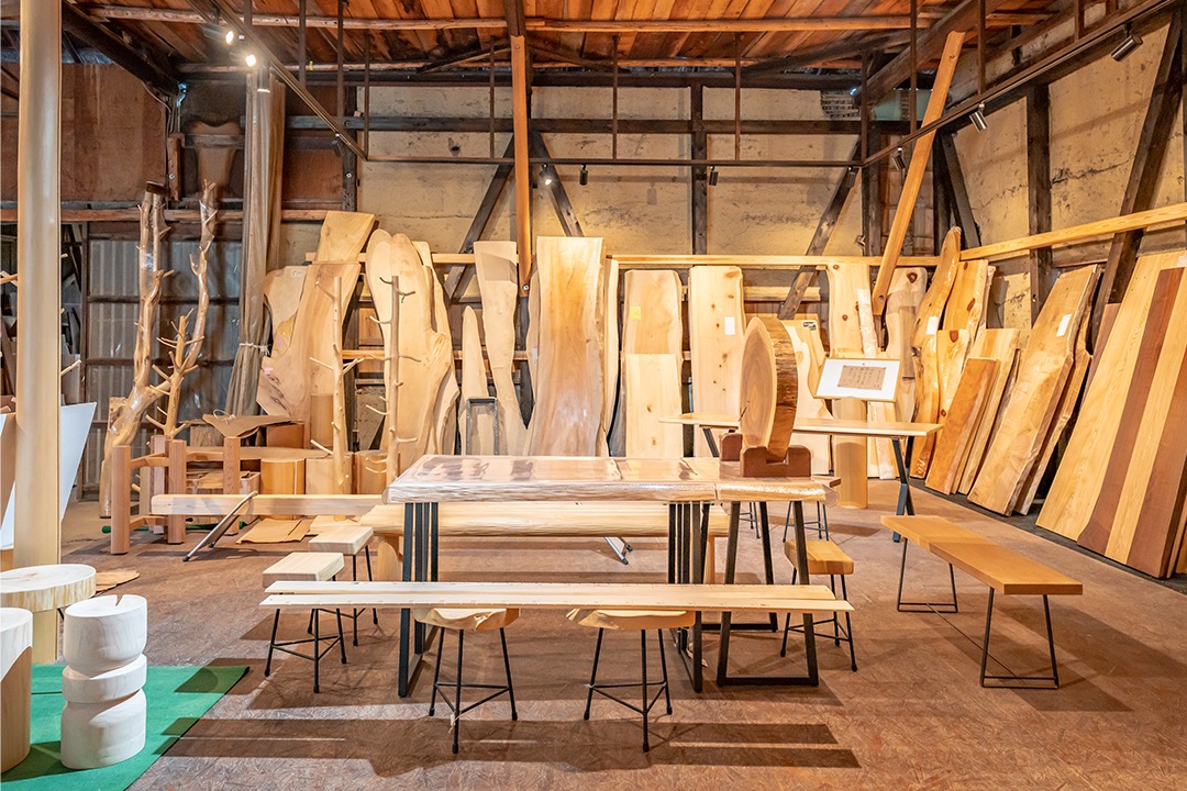 椅子やテーブルなどインテリア製品の展示場にもなる銘木倉庫