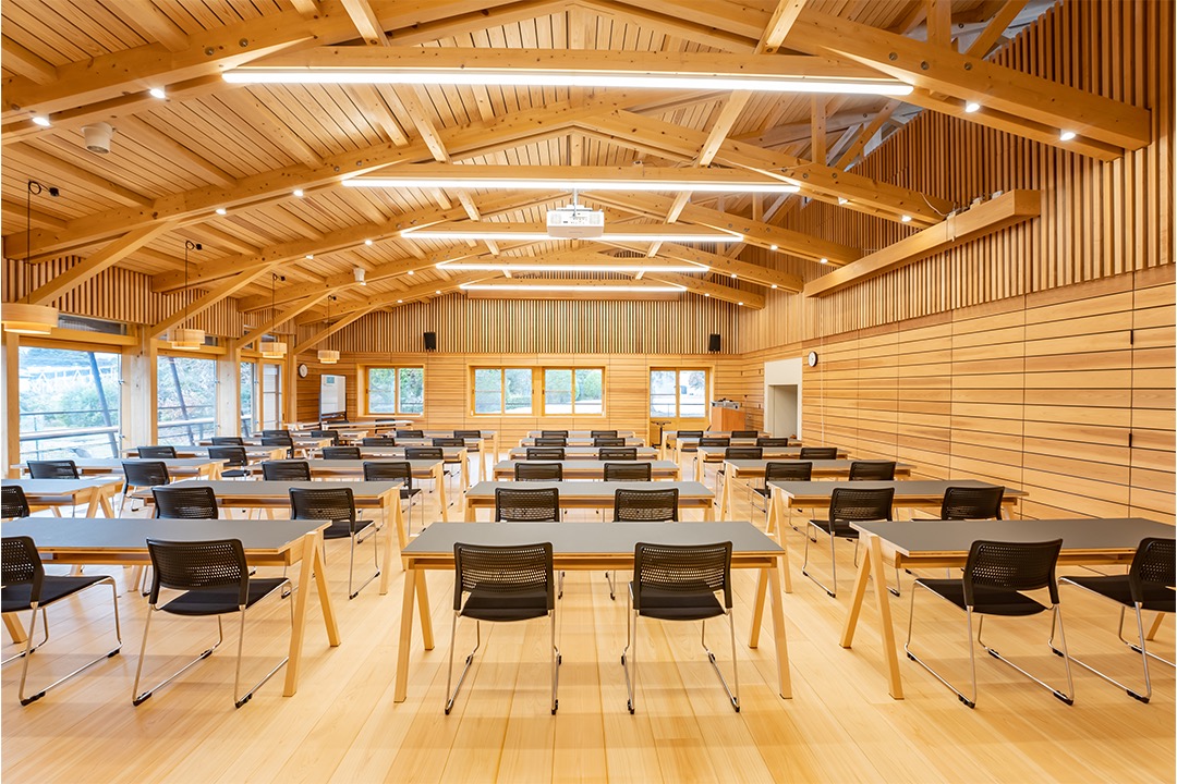 一般流通材で木造大空間を実現した大教室