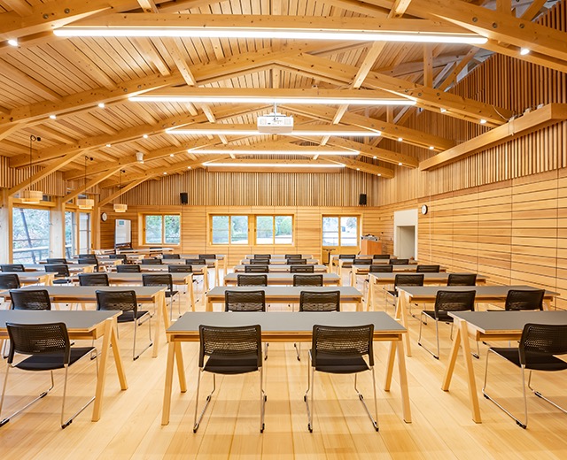 建物自体が木造建築と三重県産材の教材となる林業・木材業界の人材を育成する「みえ森林・林業アカデミー」棟