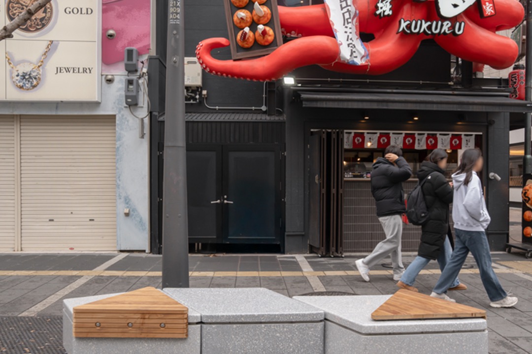 木材が使用されていることで街の雰囲気も和らぎます