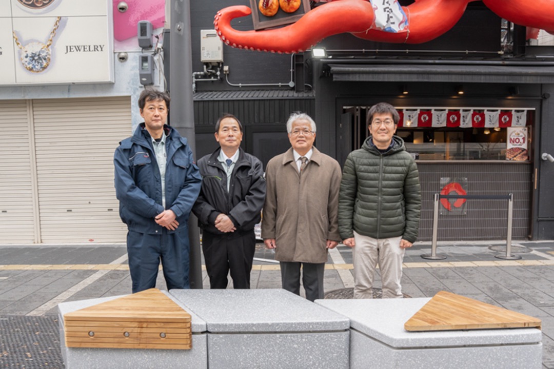 （左から）越井木材工業 技術開発室主任 駒木根泰悟さん、SD部次長 新家寿栄さん、技術開発室室長 山口秋生さん、一般社団法人ミナミ御堂筋の会 エリアサブマネージャー 絹原一寛さん